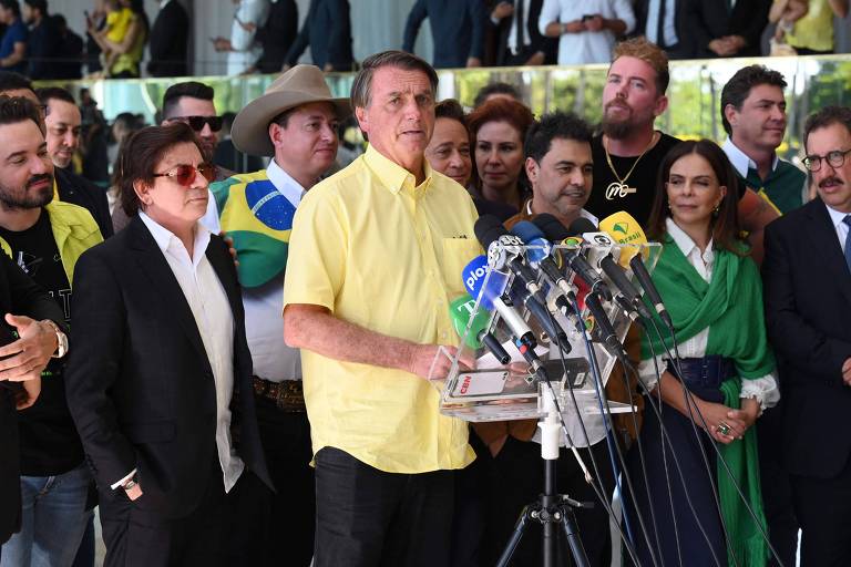 Jair Bolsonaro (PL), presidente e candidato à reeleição, em evento com cantores sertanejos que declararam apoio à sua recondução à Presidência, no palácio do Planalto