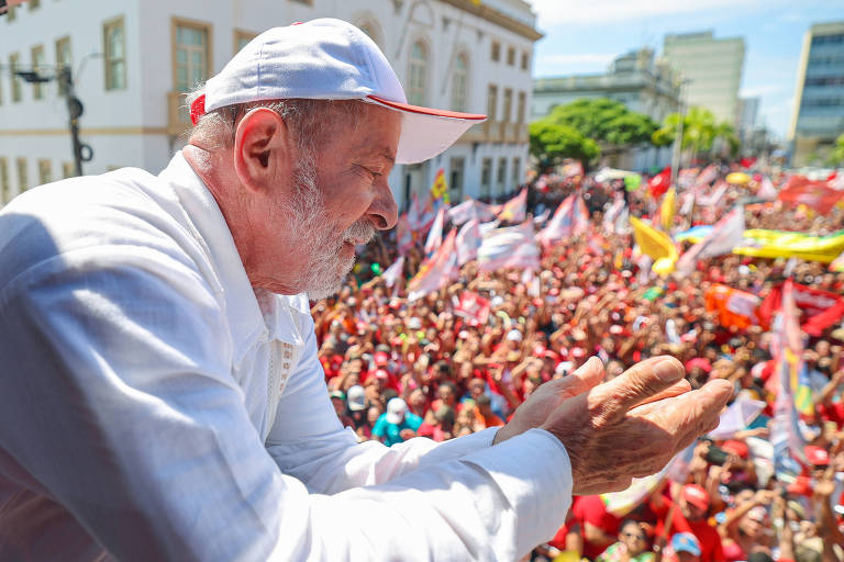 Candidato ao Planalto pelo PT, Lula e Rogério Carvalho, senador e candidato ao governo estadual pelo mesmo partido, participam de passeata em Aracaju, da Praça da Bandeira até a Praça dos Três Poderes