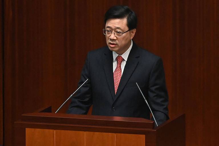 Novo chefe de Hong Kong cumpre promessa de obedecer à China ao anunciar propostas