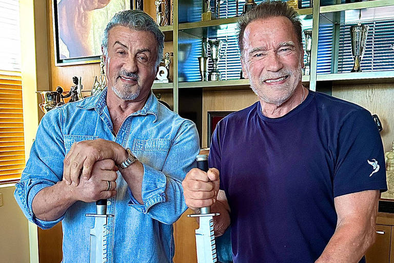 Arnold Schwarzenegger e Sylvester Stallone esculpem abóboras para o Halloween