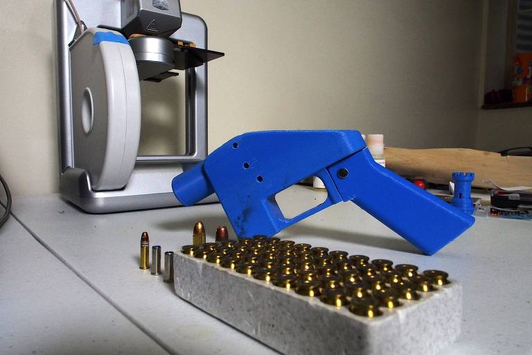 Pistola azul turquesa ao lado de uma máquina