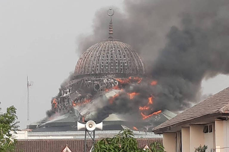 Incêndio derruba cúpula de mesquita na Indonésia; veja vídeo