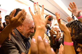 Lula recebe oração durante encontro com evangélicos