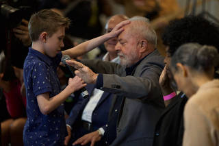 Lula recebe oração durante encontro com evangélicos