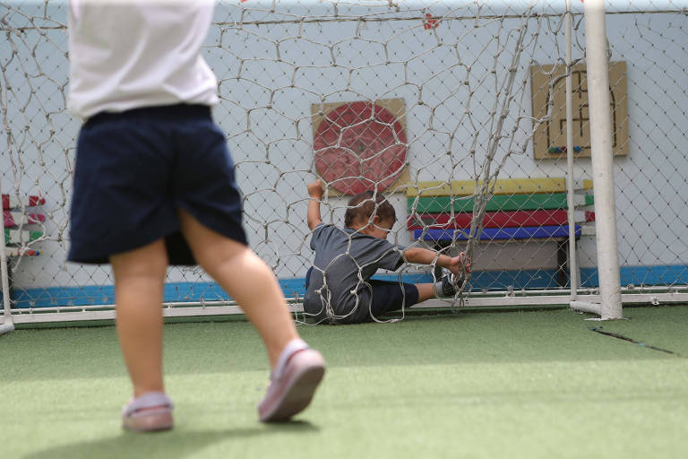 Alunos brincam em quadra esportiva de escola particular da zona leste de São Paulo