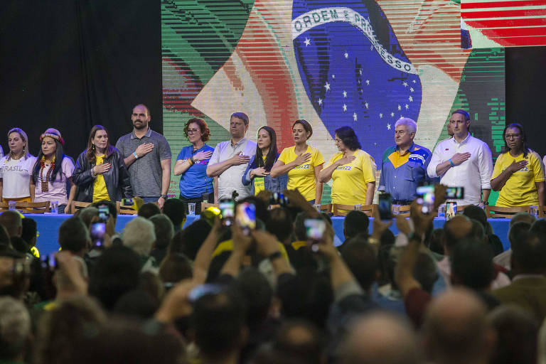 Da esq. para a dir.: Eduardo Bolsonaro (PL-SP), Carla Zambelli (PL-SP), Tarcísio de Freitas (Republicanos), Cristiane Freitas, esposa de tarcísio, a primeira-dama Michelle Bolsonaro, Damares Alves (Republicanos-DF) e Marcos Pontes (PL-SP) participam de encontro com empresários e comerciantes da Zona Norte de São Paulo, na AOPM (Associação dos Oficiais da Polícia Militar)