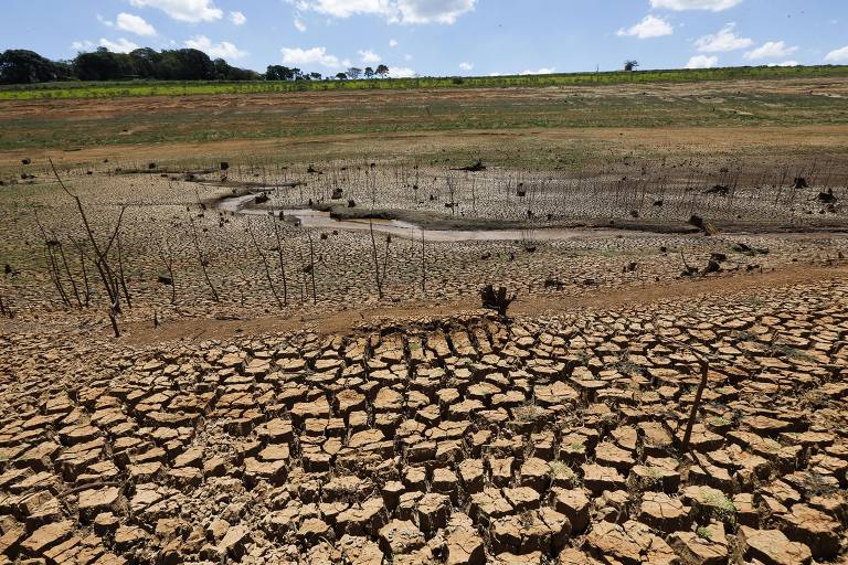 Margem seca de parte da represa do sistema Jaguari/Jacareí que abastece parte da capital paulista durante a seca de 2014