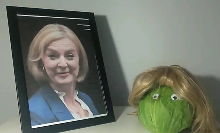 O tabloide britânico Daily Star tem transmitido no YouTube um vídeo de uma alface ao lado de uma fotografia da primeira-ministra britânica, Liz Truss, com a pergunta: "Liz Truss consegue durar mais que essa alface?"