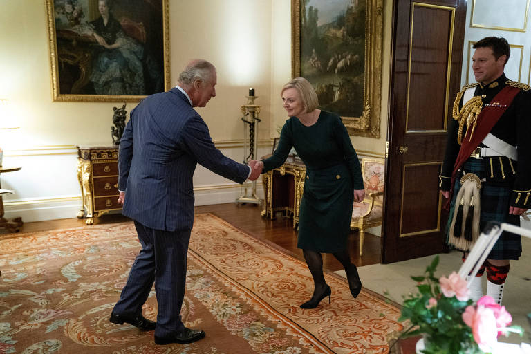 A primeira-ministra, Liz Truss, cumprimenta o rei Charles 3º, durante encontro no Palácio de Buckingham 