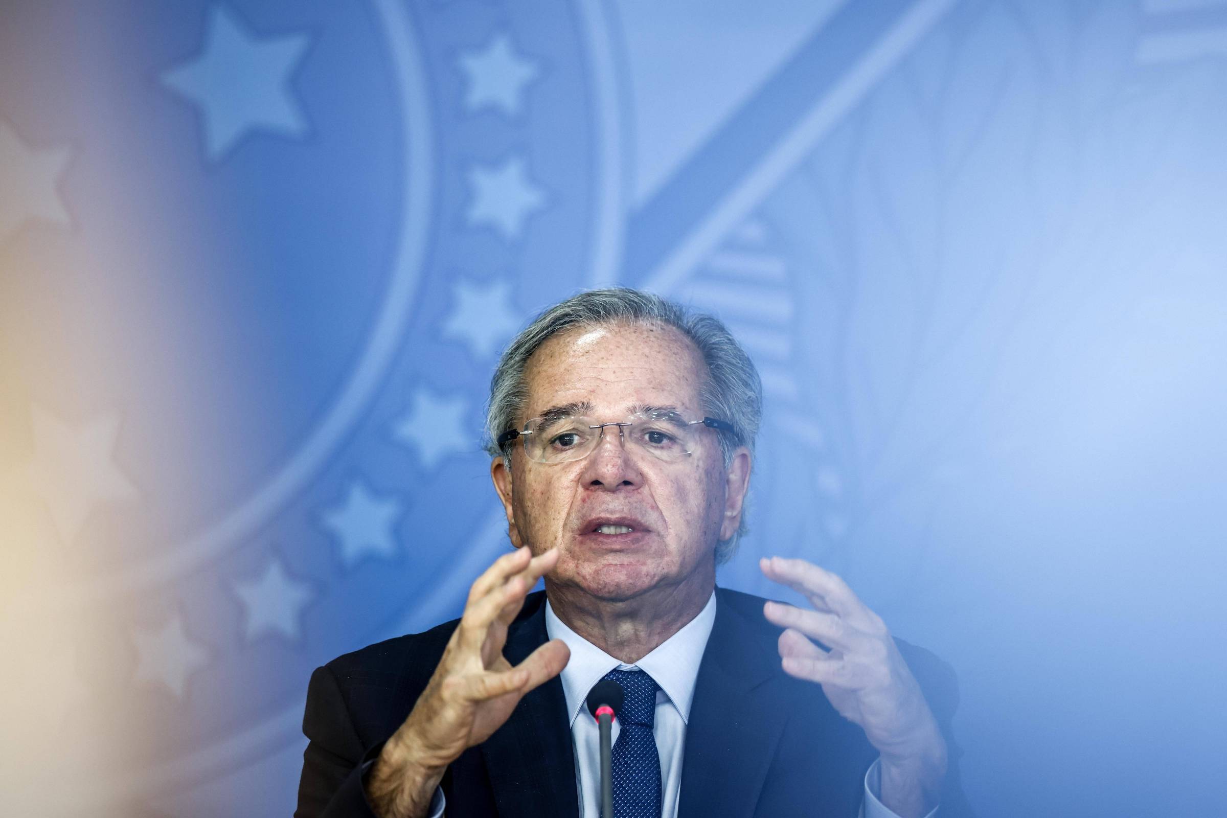 Fake: Paulo Guedes propôs corte de salário e aposentadorias