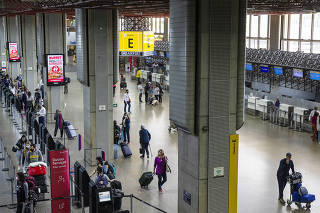 ***Especial  30 anos de Privatizacoes.: Movimento de passageiros no saguao de embarque do  Terminal 2 do Aeroporto Internacional de Cumbica