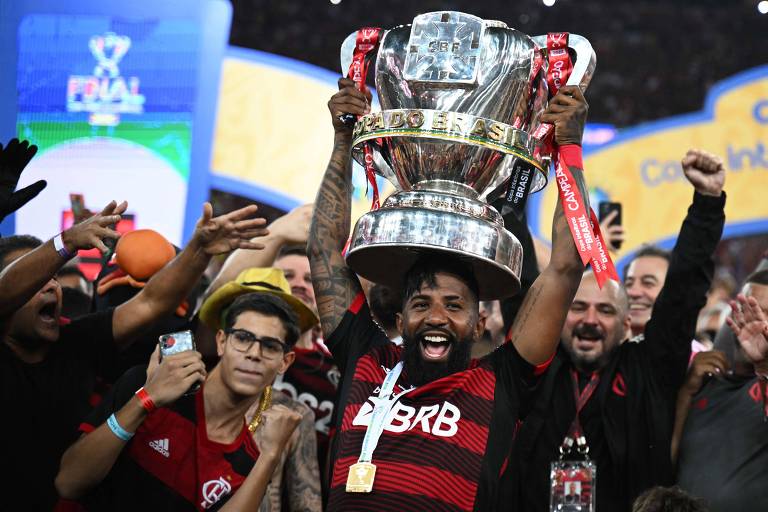 Rodinei levanta o troféu da Copa do Brasil vencido pelo Flamengo contra o Corinthians, no Maracanã