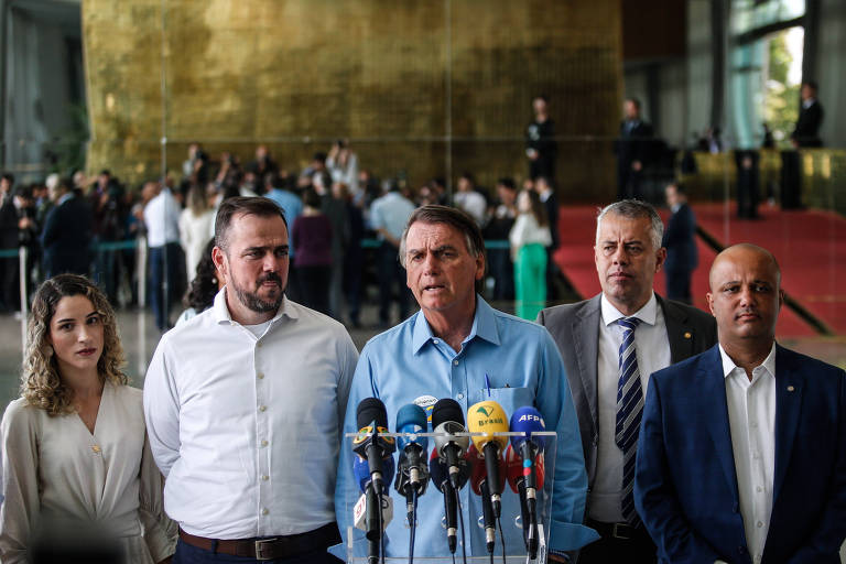 O presidente Jair Bolsonaro (PL) em coletiva de imprensa no palácio do Alvorada com apoiadores