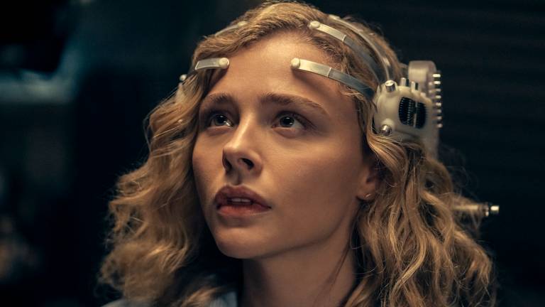 Chloë Grace Moretz usa um aparelho eletrônico na cabeça em cena de "Periféricos", da Amazon Prime Video.