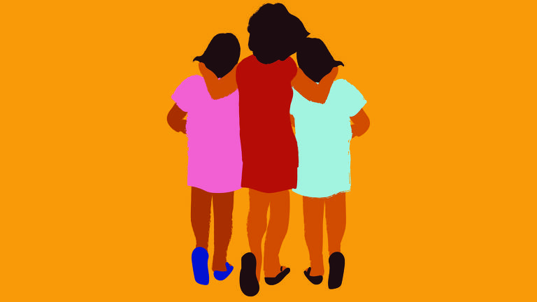 Na ilustração para o texto de hoje, três meninas aparecem de costas, andando abraçadas, elas usam vestidos e sandálias.