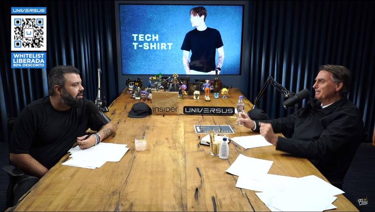 O apresentador Igor Coelho e o presidente Bolsonaro conversam no podcast Flow 