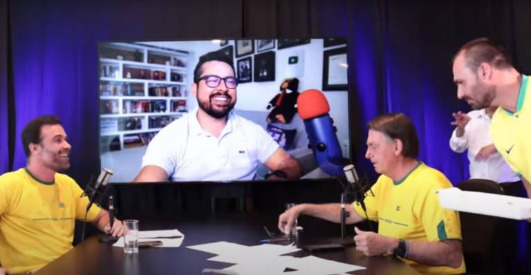 O deputado federal Eduardo Bolsonaro (PL-SP) aparece no podcast Pilhado com participação do presidente Jair Bolsonaro (PL)