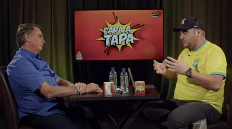 O presidente Jair Bolsonaro (PL) conversa com o influenciador Rica Perrone no podcast Cara a Tapa