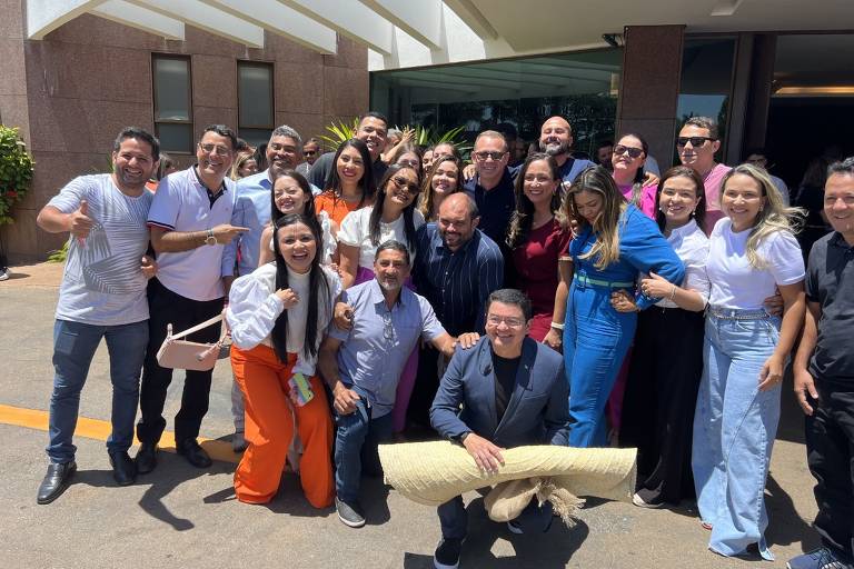O bispo JB Carvalho posa com a comitiva do Maranhão na entrada do Hipica Hall em um dos intervalo da conferência