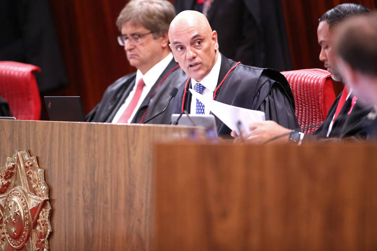 O presidente do TSE, ministro Alexandre de Moraes, chefia sessão plenária no tribunal em 6 de outubro de 2022