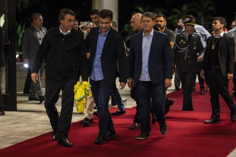 Jair Bolsonaro (PL) e Tarcísio de Freitas foram recebidos com tapete vermelho no Palácio dos Bandeirantes

