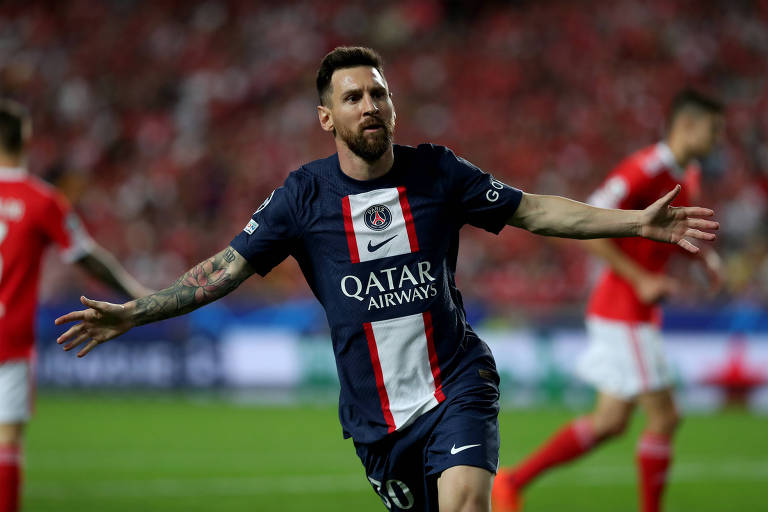 Messi comemora após ter marcado gol contra o Benfica, pela Liga dos Campeões