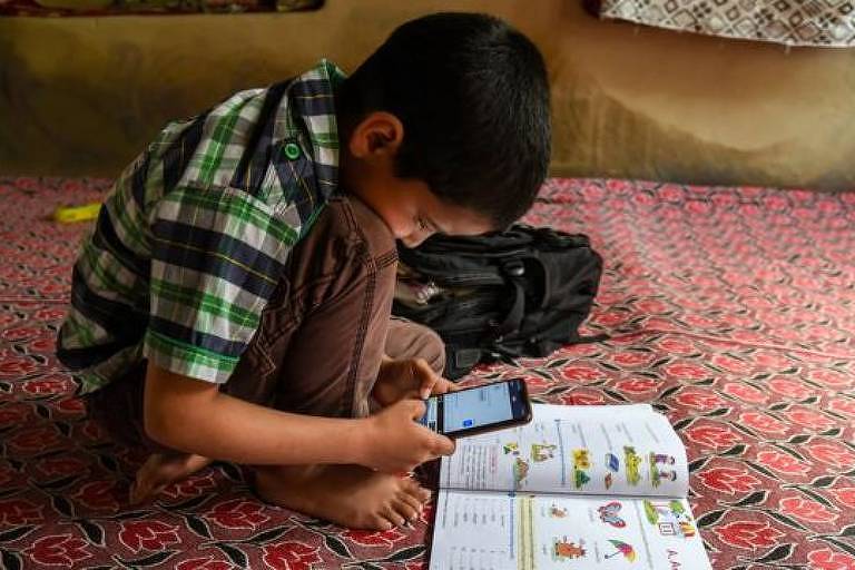 Durante a pandemia, os telefones celulares foram fundamentais para que as crianças tivessem acesso às aulas online em suas casas