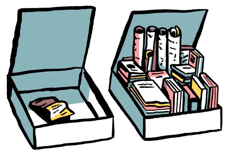 Duas caixas brancas com suas tampas abertas, dentro de uma tem uma nota fiscal e dentro da outra tem diversos livros, cadernos e papéis.