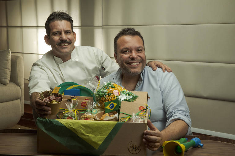 Retrato de Oghan Teixeira (à direita) e Paulo Neves (à esquerda), da Ghee Banqueteria, que criaram Kits temáticos de comidinhas para eventos, para atender clientes nos jogos da Copa do Mundo 2022