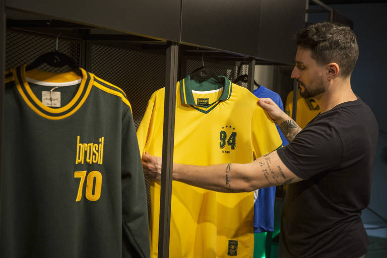 Retrato de Henrique Coronati, dono da RetrôGol. A empresa de produtos esportivos desenvolveu camisas comemorativas para a Copa do Mundo de Futebol 2022