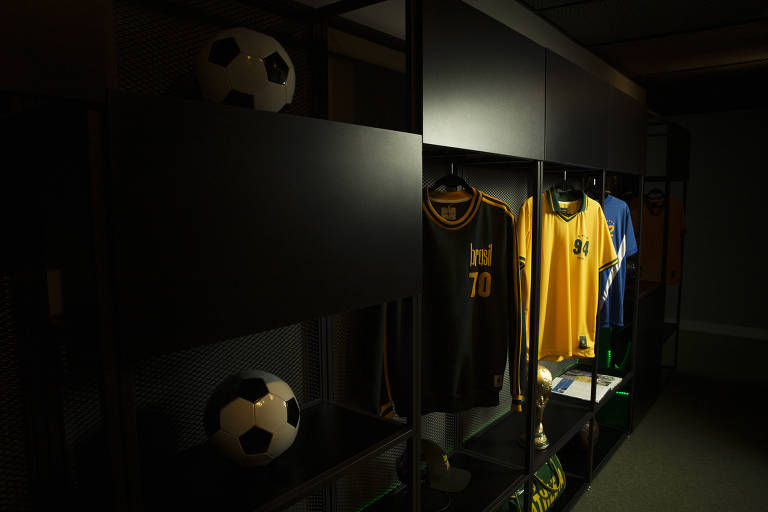 Camisas comemorativas das conquistas da seleção brasileira na loja RetrôGol, em São Caetano do Sul (Grande São Paulo
