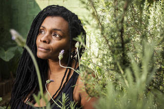 Projeto Top of Mind: retrato de Thais Santos,38, conselheira do WWF Brasil, na pequena horta de ervas e temperos da comunidade cultural Quilombaque, em Perus