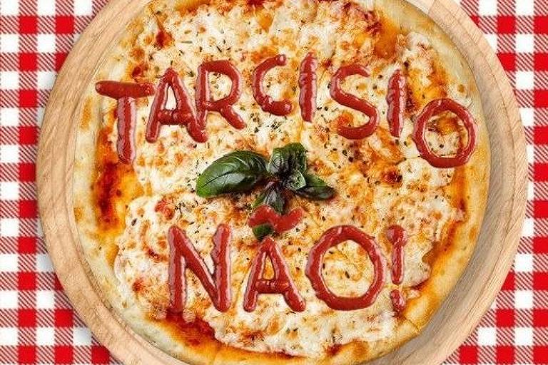 Pizza de muçarela com os dizeres "Tarcísio não" em ketchup