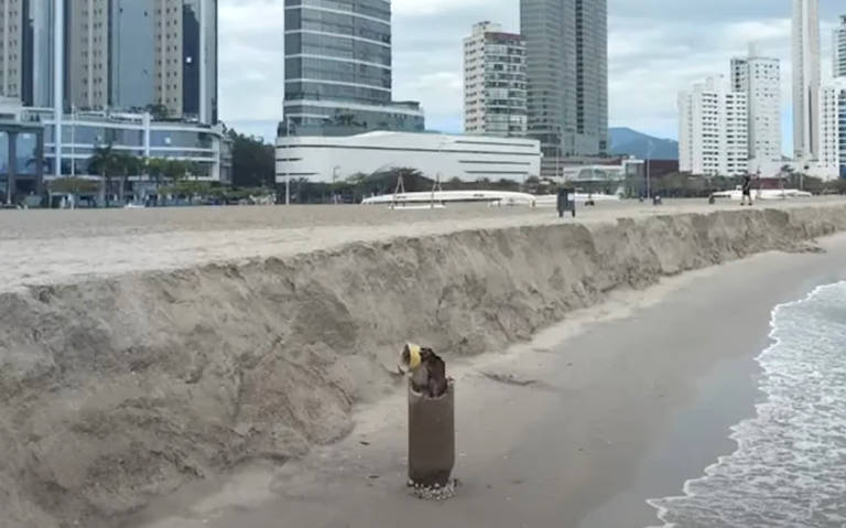 Areia cede e forma degrau em praia de Balneário Camboriú (SC)