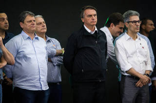 Bolsonaro e Tarcísio durante encontro com lideranças políticas