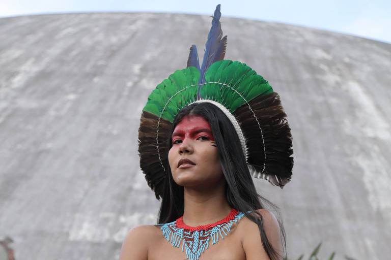 'Recebi mais 'nãos' que Gisele Bündchen', diz modelo indígena Zaya