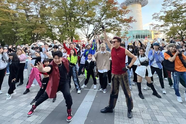 J.Y. Park, precursor do k-pop, dança com fãs em SP
