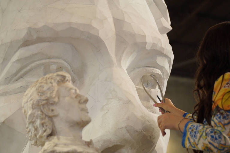 A artista plástica Lalalli Senna prepara escultura do tio Ayrton Senna