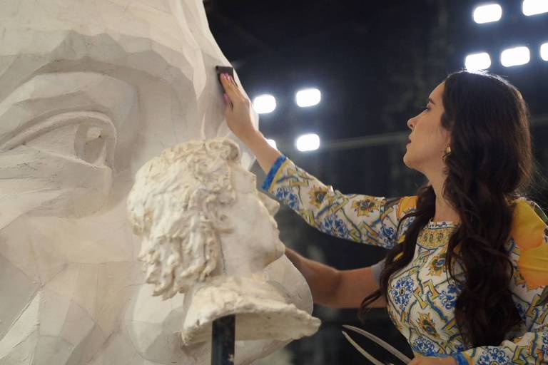 A artista plástica Lalalli Senna prepara escultura do tio Ayrton Senna