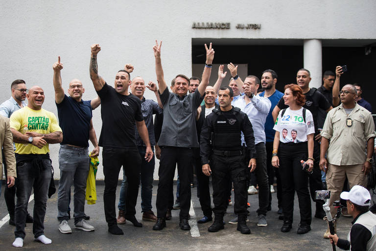 O presidente Jair Bolsonaro em encontro com lutadores em São Paulo; entre eles, Fabrício Werdum (de preto, à esquerda), José Aldo (logo atrás, à direita) e Maurício Shogun (de camisa, também à direita)