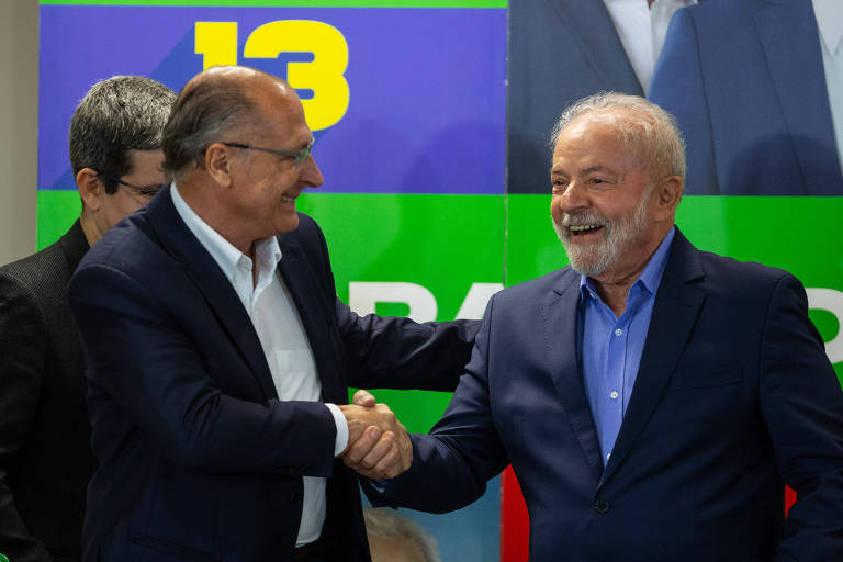 Geraldo Alckmin (PSB) e Luiz Inácio Lula da Silva (PT) durante encontro com senadores e governadores em São Paulo