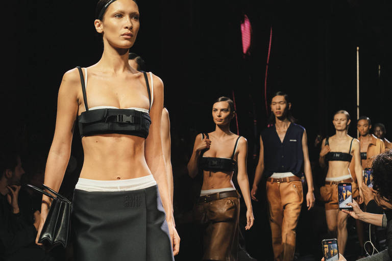 Modelos desfilam looks da coleção primavera 2023 da Miu Miu durante a Semana de Moda de Paris