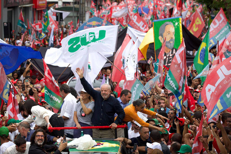 O então candidado Luiz Inácio Lula da Silva em campanha em Belo Horizonte, Minas, nesta eleição -