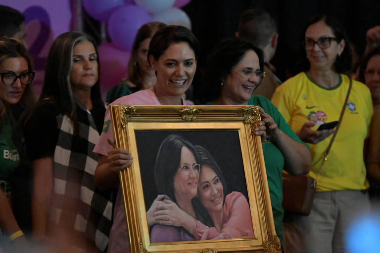 Primeira-dama, Michelle Bolsonaro, ao lado da senadora eleita Damares Alves 