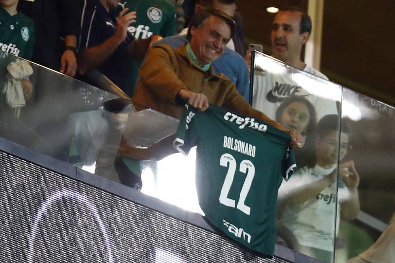 Jair Bolsonaro mostra camisa do Palmeiras com o 22, seu número de candidatura à Presidência da República