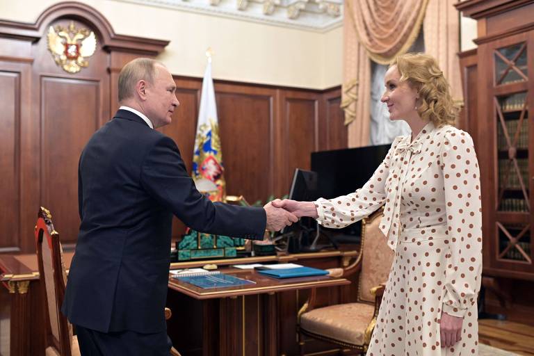 O presidente da Rússia, Vladimir Putin, em encontro com a comissária para os direitos infantis Maria Lvova-Belova no Kremlin, em Moscou