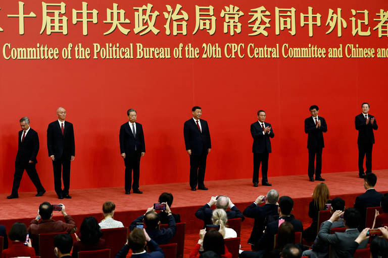 Junto a Xi Jinping (ao centro), os novos membros do Comitê Permanente do Politburo chinês Li Qiang, Zhao Leji, Wang Huning, Cai Qi, Ding Xuexiang e Li Xi no Grande Salão do Povo, em Pequim