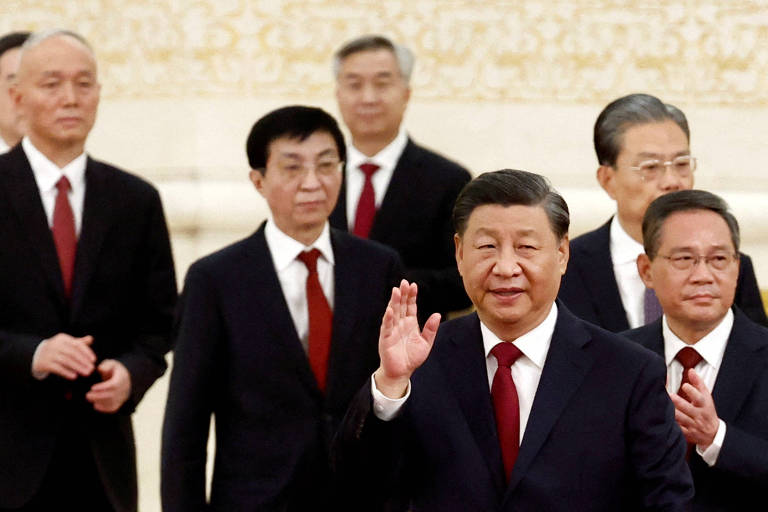 O líder chinês, Xi Jinping, apresenta integrantes do Comitê Permanente do Politburo à imprensa após o 20º Congresso Nacional do Partido Comunista Chinês, em Pequim
