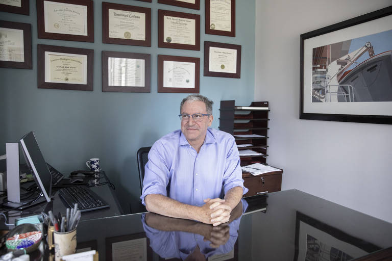 Michael Werner, urologista especializado em saúde sexual e reprodutiva, em sua sala no Maze Sexual & Reproductive Health, em Nova York