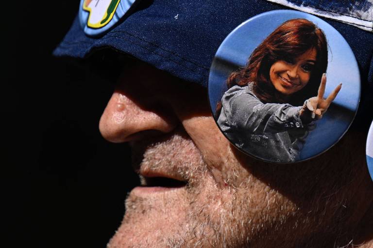 Apoiador de Cristina Kirchner em vigília do lado de fora de sua casa, na Recoleta
